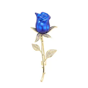 Detailaufnahme einer eleganten blauen Rosenbrosche mit goldenem Stiel und Kristallen