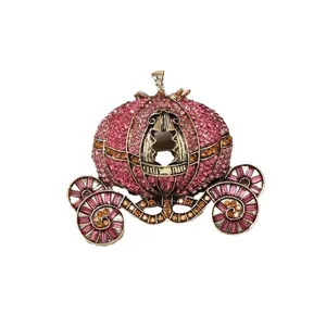 Vintage pompoenkoets broche met roze strass steentjes en antieke gouden afwerking voor jassen