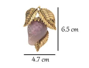 Broche de fresa de resina púrpura con hojas doradas, medidas de 6,5 cm por 4,7 cm.