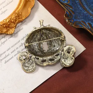 Vintage metalen pompoenkoets broche speld met gedetailleerde veilige achtersluiting.