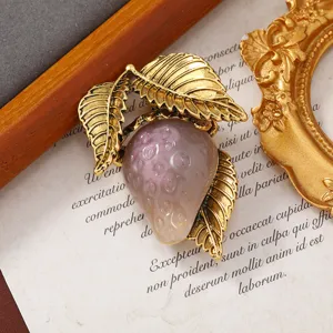 Broche de fresa vintage en resina de gelatina con hojas doradas para abrigos de mujer