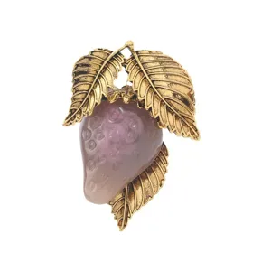 Broche de fresa con hojas doradas vintage y una fruta de resina violeta translúcida