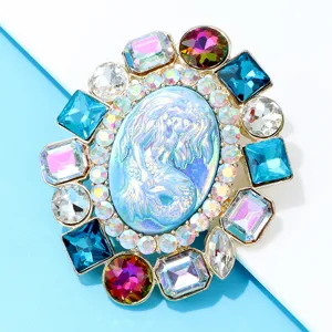 Broche vintage avec relief de sirène irisée entourée de cristaux et de gemmes colorés