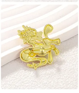 Vista dettagliata del retro di una spilla drago dorata con design tradizionale del carattere Fu.