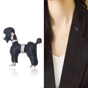 Vue détaillée d'une broche caniche noir avec strass portée sur le revers d'un blazer
