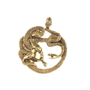 Spilla Medusa vintage color oro con dettagliati serpenti in stile antico per abiti