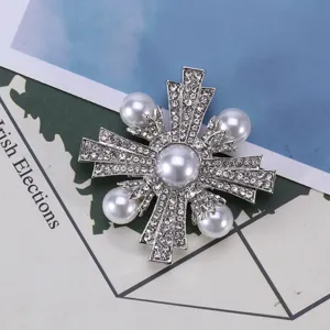 Vista detallada del broche de plata estilo barroco vintage con perlas y strass