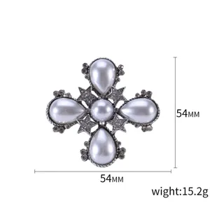 Broche de cruz barroco vintage con elegantes perlas blancas y diamantes de imitación