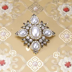 Elegant vintage baroque style brooch pin with white pearls and sparkling rhinestones