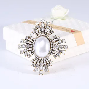 Exquisite vintage Baroque style pearl and rhinestone brooch pin for elegant women jewelry