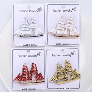 Gedetailleerde weergave van vier zeilbootbroches in verschillende emaille kleuren