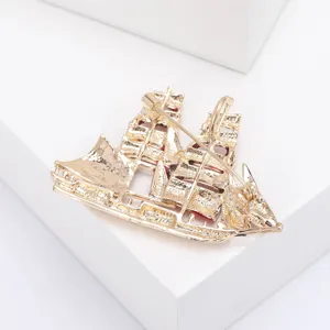 Hoogwaardige detailopname van een gouden zeilboot broche met de stevige speldzijde