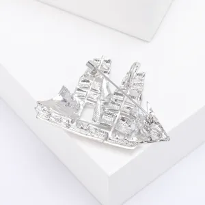 Gedetailleerd achteraanzicht van zilveren zeilschip broche met veilige metalen speldsluiting