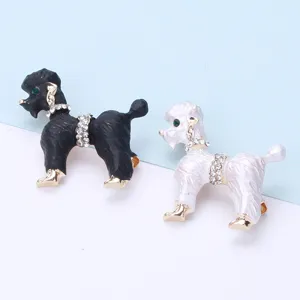 Vue détaillée de jolies broches caniche noir et blanc avec cristaux scintillants