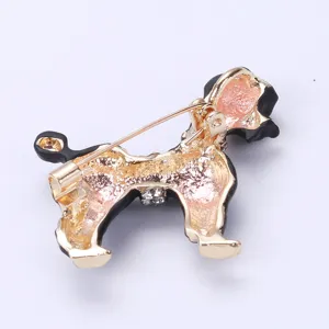 Vue détaillée du dos d'une broche en forme de chien dorée avec le mécanisme d'épingle