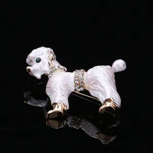 Détail d'une élégante broche de chien caniche en émail blanc avec cristaux scintillants