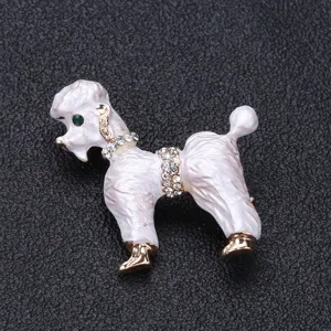 Détail macro d'une broche caniche élégante avec strass brillants et finition émail blanc