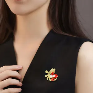 Elegante spilla a forma di drago dello zodiaco cinese con carattere Fu dorato e perla