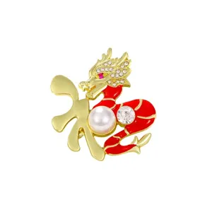 Elegante spilla drago cinese con carattere Fu e perla centrale su sfondo bianco puro