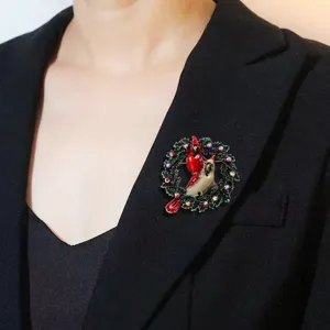 Eleganter Weihnachts-Kranz Kardinal-Vogel-Brosche mit bunten Strasssteinen auf Blazer
