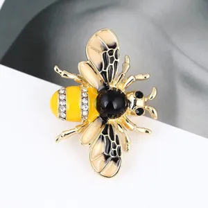 Makroansicht einer eleganten Bienenbrosche mit gelber Emaille und funkelnden Strassdetails.
