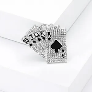 Gros plan d'une broche de poker royal flush argentée avec des strass étincelants.
