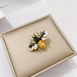 Detailaufnahme einer Emaille-Bienenbrosche mit Strasssteinen und goldfarbenem Finish