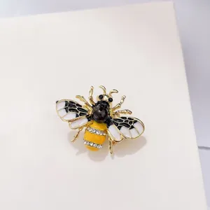 Detailansicht einer eleganten Bienenbrosche mit gelber Emaille und funkelnden Strassakzenten