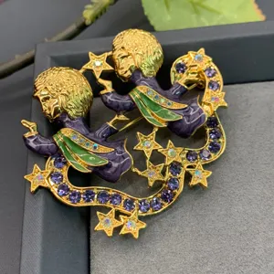 Broche d'ange style cour vintage avec strass colorés et finition en émail violet