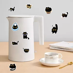 Autocollants de chats noirs créatifs décorant une bouilloire électrique blanche minimaliste