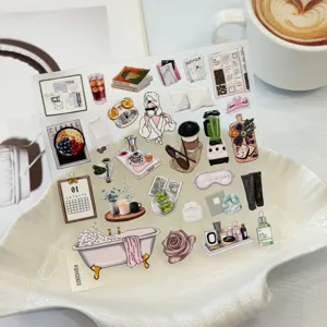 Detailansicht von 3D-Prägestickern mit Lifestyle-Illustrationen für das Journaling.