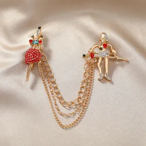 Vintage gouden soldaat en zwaard ketting broche met sprankelende kwastjes voor nette pakken