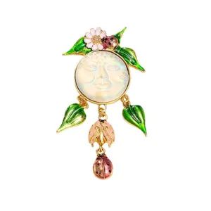 Exquise broche en émail vintage avec fleurs de coccinelle et pompon visage de lune souriant
