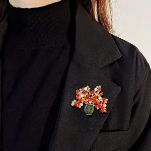 Κομψή καρφίτσα βάζο λουλουδιών με κόκκινα στρας και πέρλες σε μαύρο σακάκι μπλέιζερ