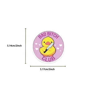 Close-up van roze grappige sticker met eend en mes ontwerp, maat 2 inch groot