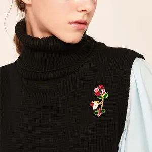 Elegante broche de ardilla y uva de esmalte hecho a mano para mujer, regalo de pin