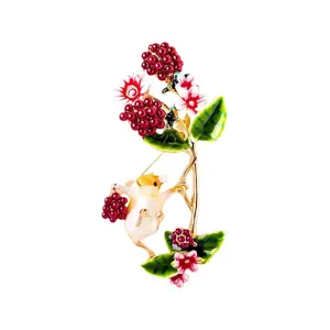 Broche de esmalte de animal con una ardilla en una vid con uvas rojas y flores rosas