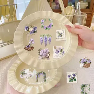 Dettaglio di adesivi trasparenti in PET con eleganti motivi floreali viola vintage