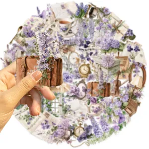 Dettaglio ravvicinato di un adesivo PET vintage con fiori viola per decorazione fai-da-te