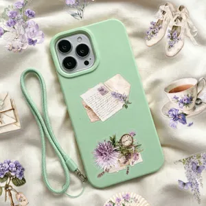 Dettaglio di adesivi PET floreali viola vintage che decorano una cover per cellulare