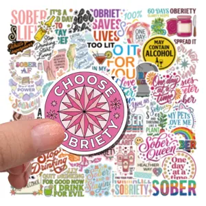 Nahaufnahme eines runden 'Choose Sobriety' Aufklebers mit motivierendem Hintergrund