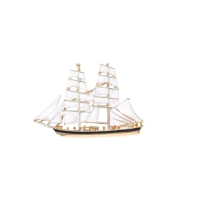 Elegante gouden zeilboot broche met witte emaille zeilen op een witte achtergrond