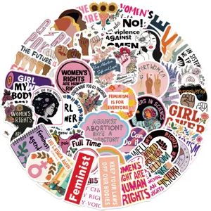 Gros plan d'autocollants féministes vibrants avec divers slogans pour la décoration DIY