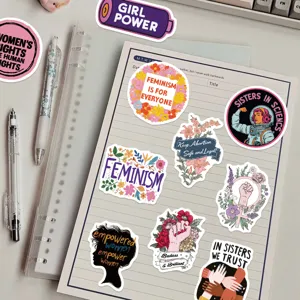 Collection de stickers féministes colorés avec citations sur un carnet de notes