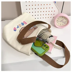 Detalle de bolsa tote de lona minimalista que muestra gran capacidad en el interior