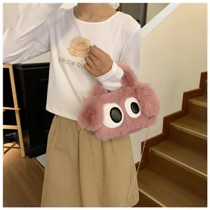 Vista detallada del bolso de peluche rosa con ojos grandes de dibujos animados y cadena