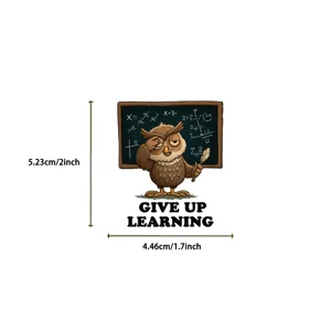 Detailansicht des lustigen Eulenaufklebers mit Text Give Up Learning und Größenangaben
