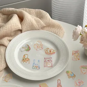 Adesivi alimentari in PET trasparente con disegni a mano colorati su un piatto bianco