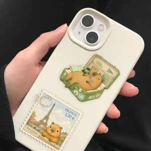 Vue rapprochée d'autocollants capybara mignons sur une coque de téléphone pour DIY