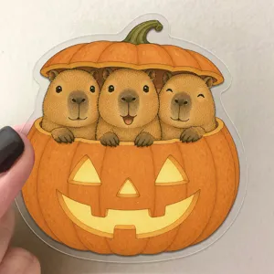 Détail d'un autocollant PET capybara dans une citrouille d'Halloween pour déco DIY
